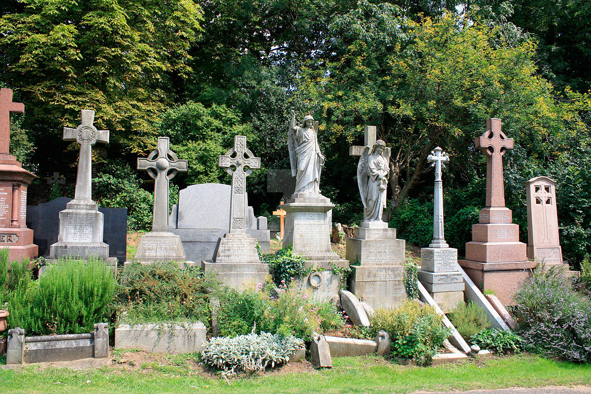 Похоронен на английском. Кладбище Хайгейт в Лондоне. Кладбище Хайгейт в Лондоне могилы. Кладбище Highgate в Лондоне.... Вампиры кладбище Хайгейтское Великобритания.